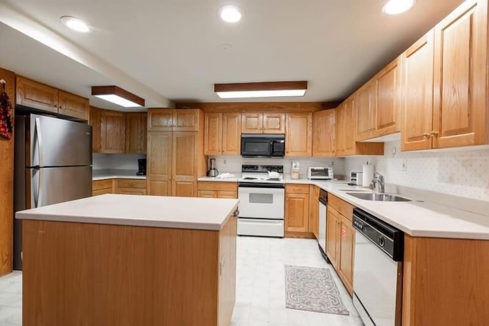 Condo, 3 Bedrooms | Private kitchen | Fridge, oven, coffee/tea maker, toaster