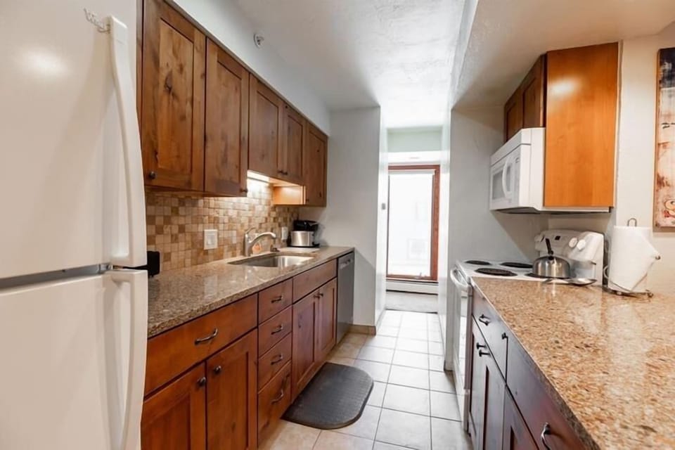 Condo, 2 Bedrooms | Private kitchen | Fridge, oven, coffee/tea maker, toaster