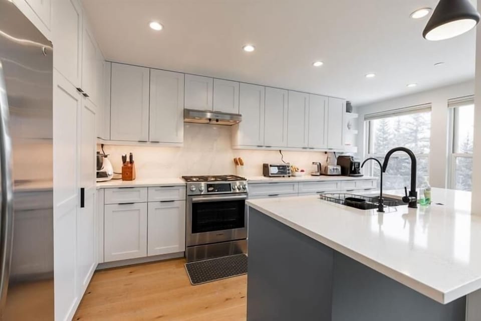 Condo, 4 Bedrooms | Private kitchen | Fridge, microwave, oven, coffee/tea maker