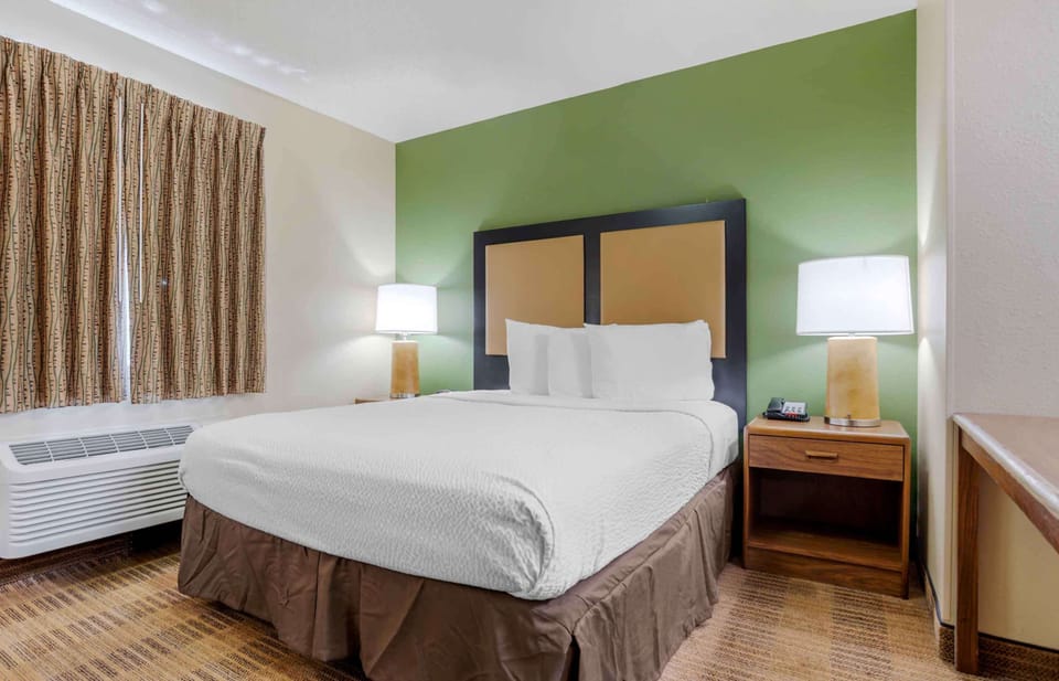 Studio, 1 Queen Bed, Non Smoking | Desk, iron/ironing board, free WiFi, bed sheets