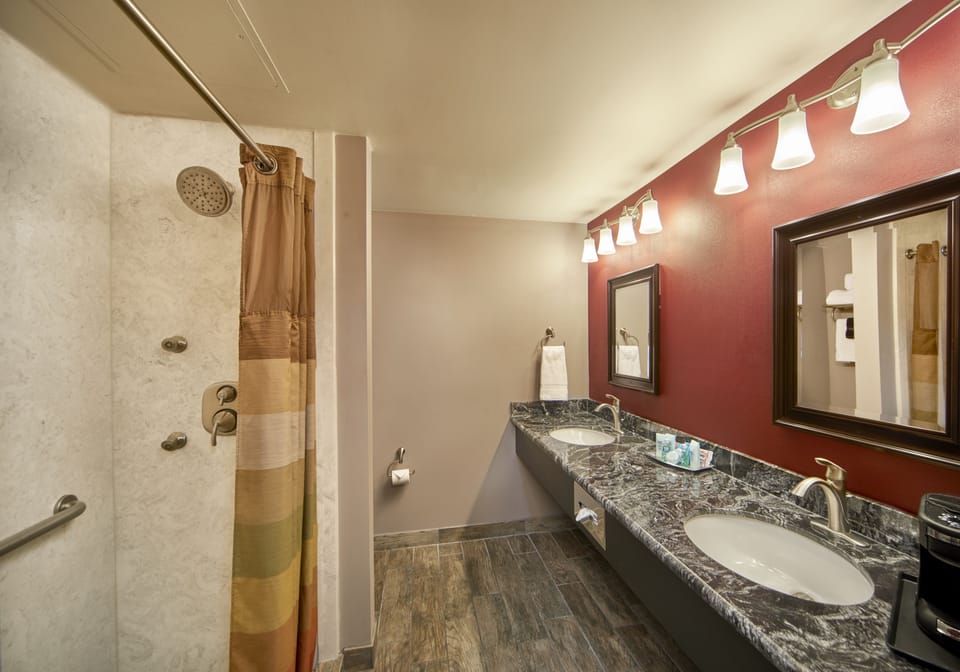 Royal Room | Bathroom | Free toiletries, hair dryer, towels