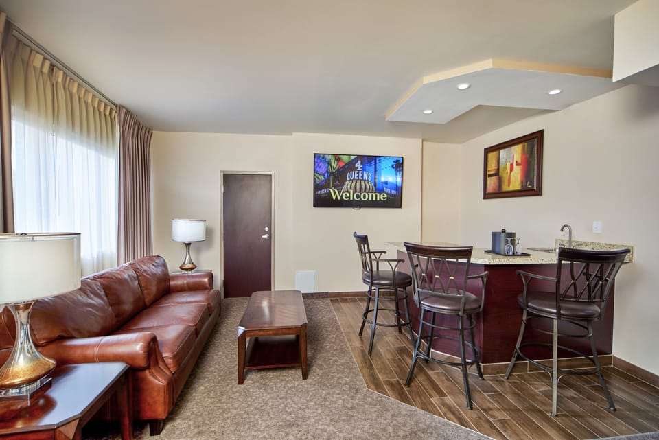 Regal Suite | In-room safe, blackout drapes, iron/ironing board, WiFi (free)