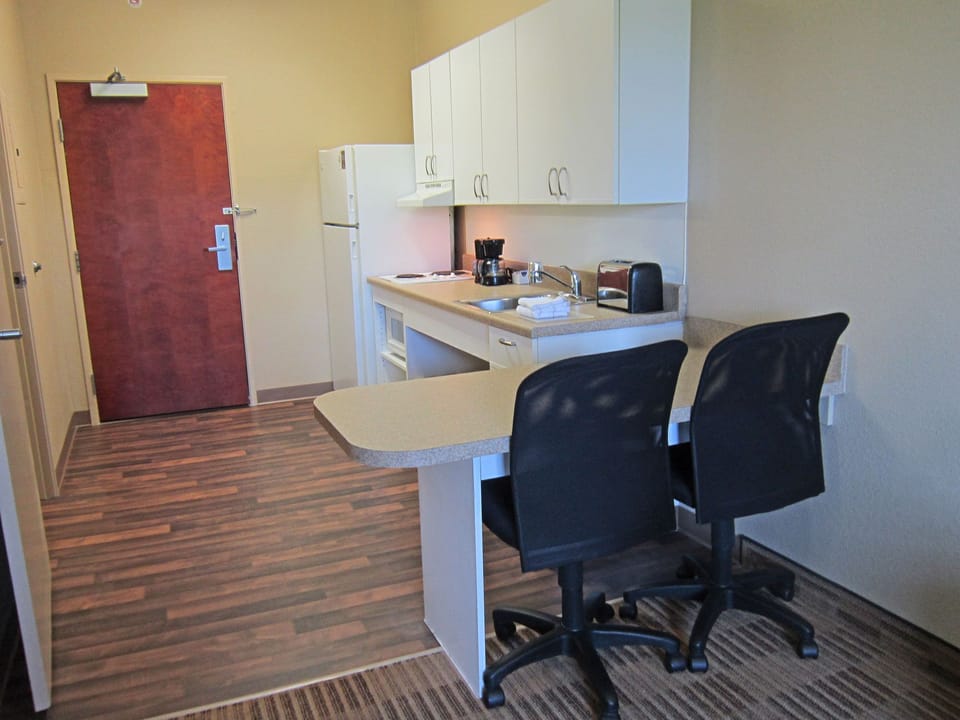 Room, 1 Queen Bed, Non Smoking, Kitchen | Private kitchen | Full-size fridge, microwave, stovetop