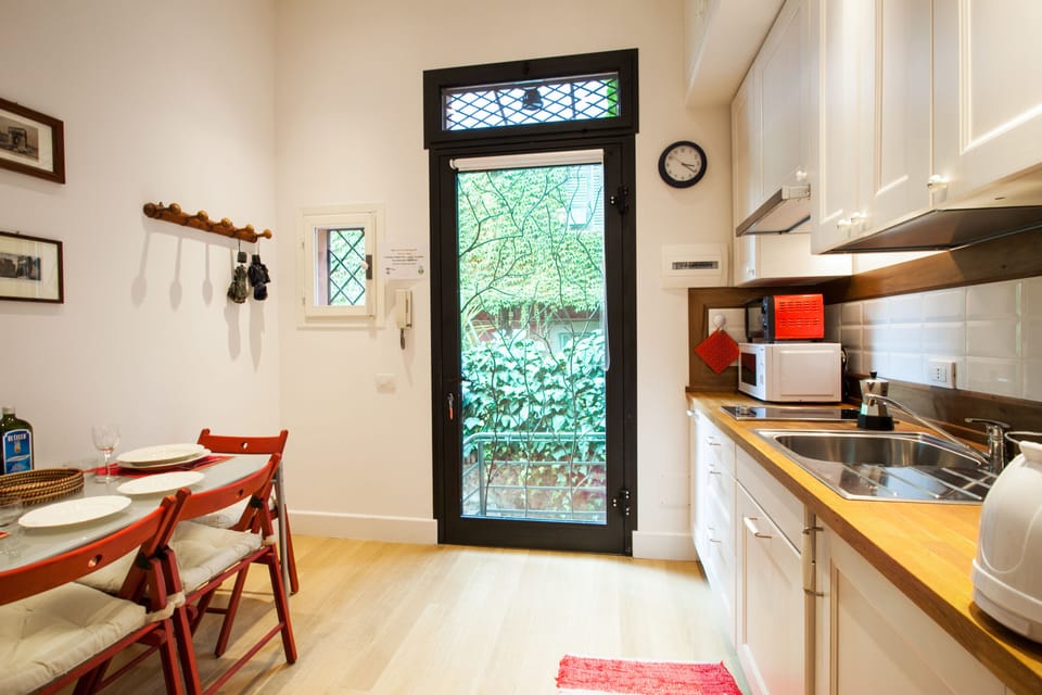 Full-size fridge, microwave, stovetop, coffee/tea maker