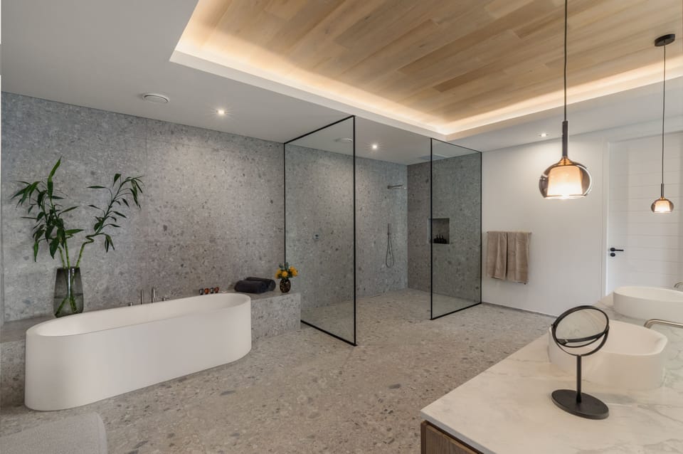 Pool suite | Bathroom | Free toiletries, hair dryer, bathrobes, slippers