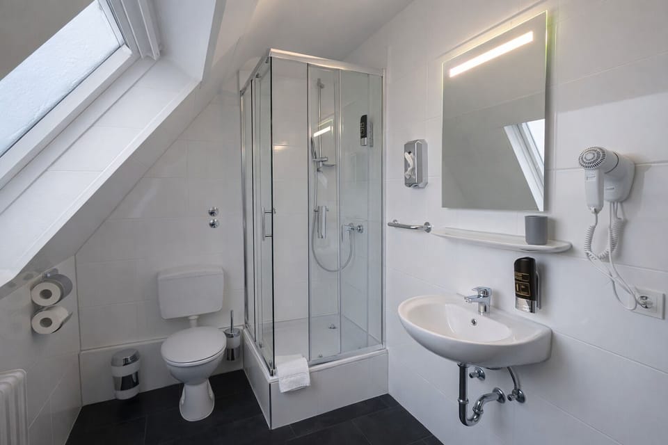 Comfort Quadruple Room | Bathroom | Shower, free toiletries, hair dryer, towels