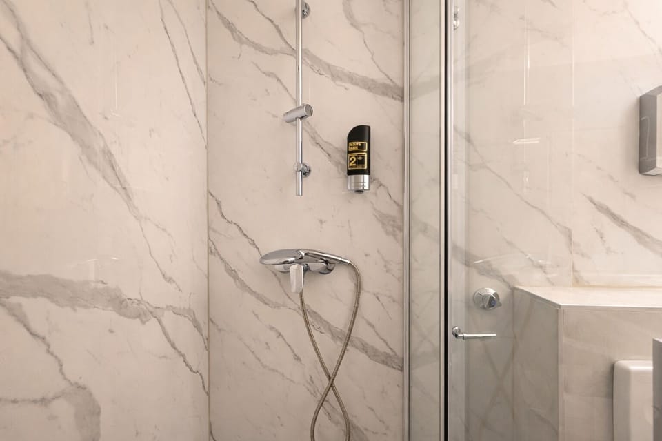 Triple Room | Bathroom | Shower, free toiletries, hair dryer, towels