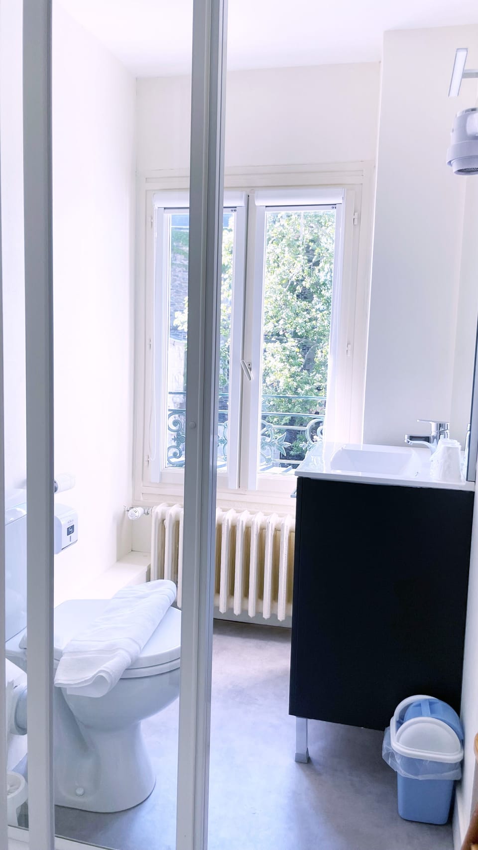 Comfort Double Room | Bathroom | Shower, free toiletries, hair dryer