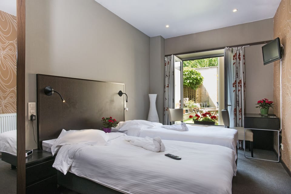 Standard Double Room | In-room safe, desk, blackout drapes, soundproofing