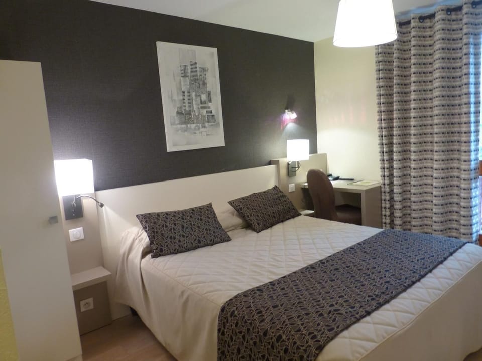 Double Room | In-room safe, desk, free WiFi