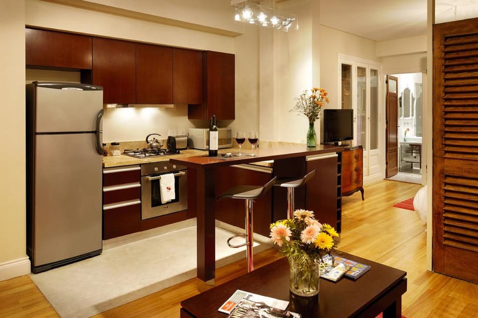 Full-size fridge, microwave, oven, stovetop