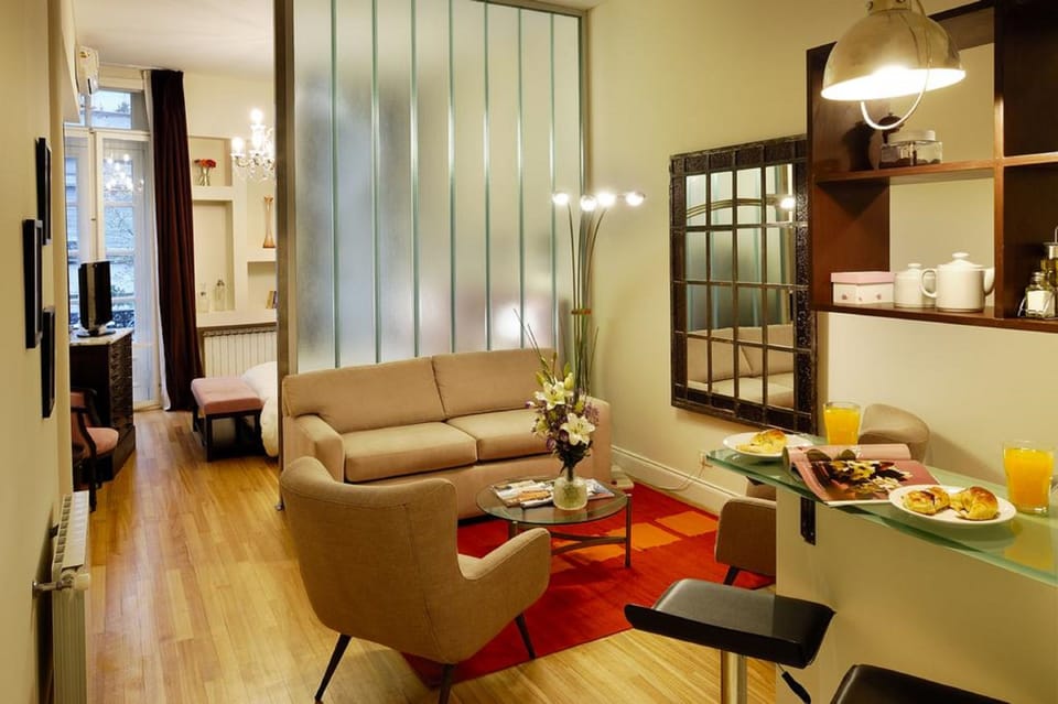 Suite | In-room safe, individually decorated, individually furnished