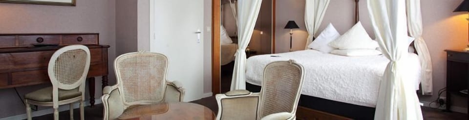 Minibar, in-room safe, desk, iron/ironing board