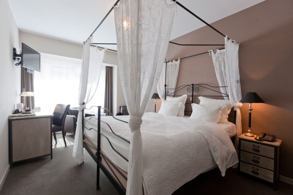 Double or Twin Room | Minibar, in-room safe, desk, iron/ironing board