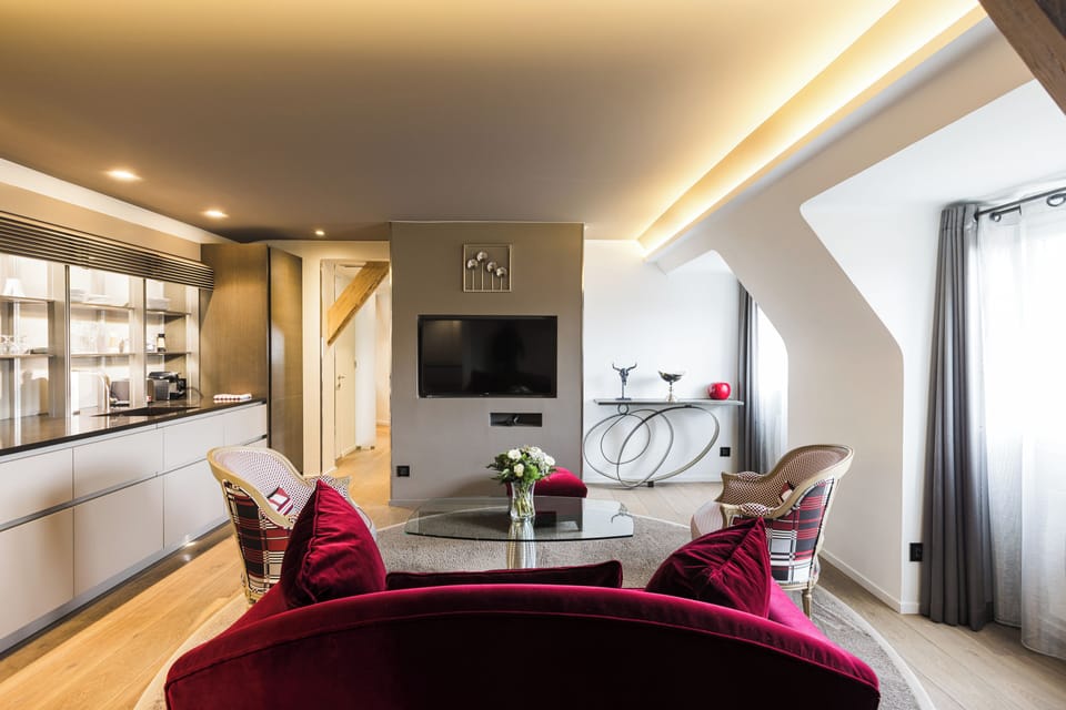 Suite (Plaza) | Living area | Flat-screen TV