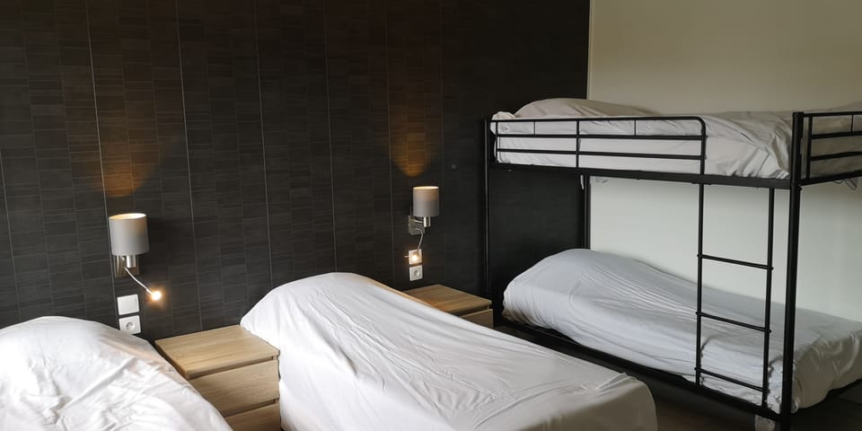 Triple Room | Desk, soundproofing, iron/ironing board, free WiFi