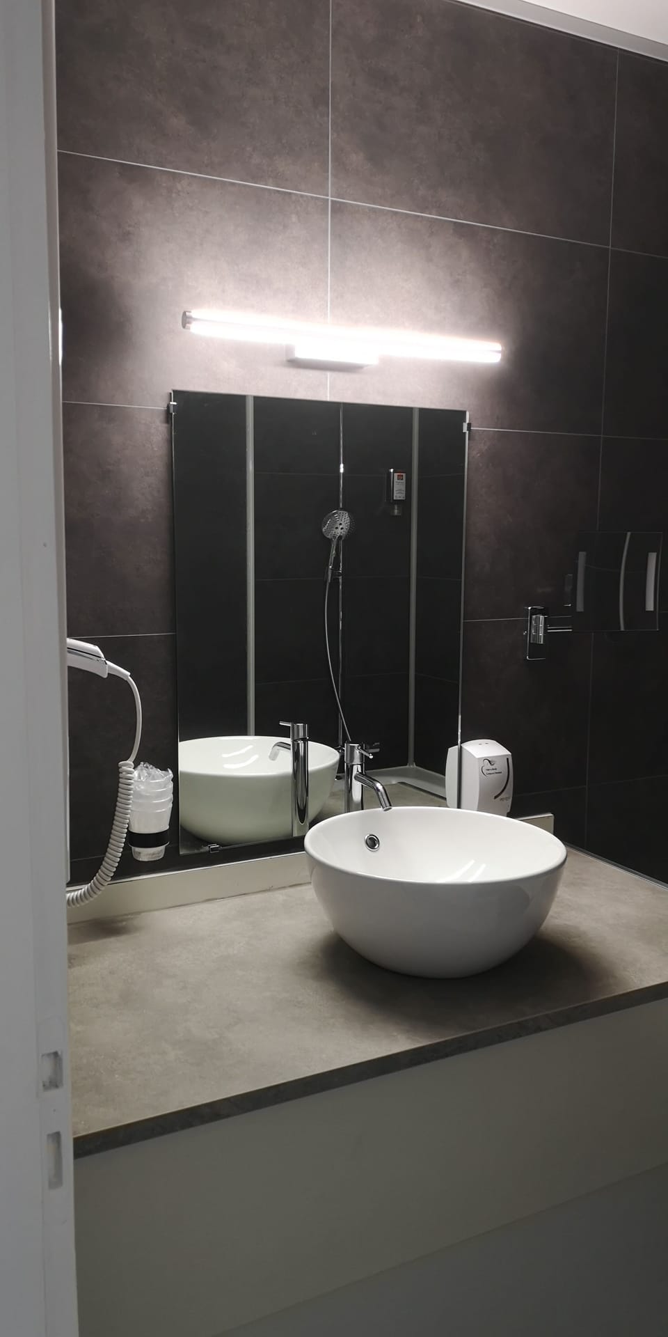 Bathroom sink