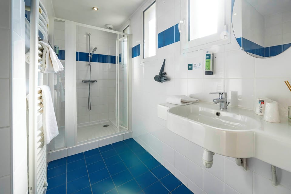 Classic Double Room | Bathroom | Shower, free toiletries, hair dryer, towels