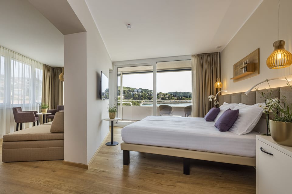Captain Suite with sea view and balcony | Minibar, in-room safe, desk, blackout drapes