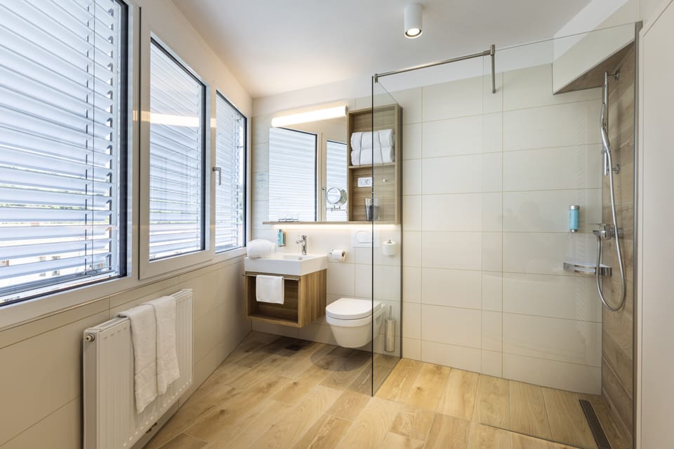 Captain Suite with sea view and balcony | Minibar, in-room safe, desk, blackout drapes