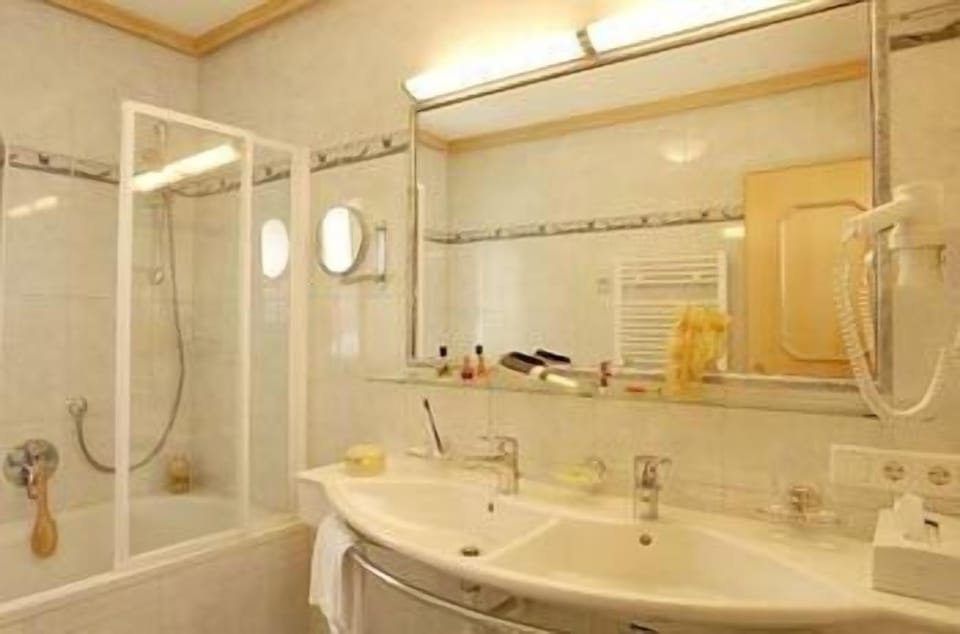 Deluxe Double Room, Balcony, Mountain View (Ahorn) | Bathroom | Shower, free toiletries, hair dryer, bathrobes