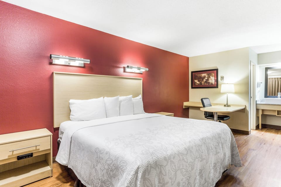 Superior Room, 1 King Bed (Smoke Free) | Desk, blackout drapes, iron/ironing board, WiFi (free)