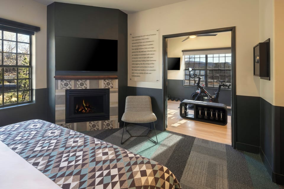 Suite, 1 King Bed with Sofa bed (Peloton) | Down comforters, in-room safe, laptop workspace, blackout drapes