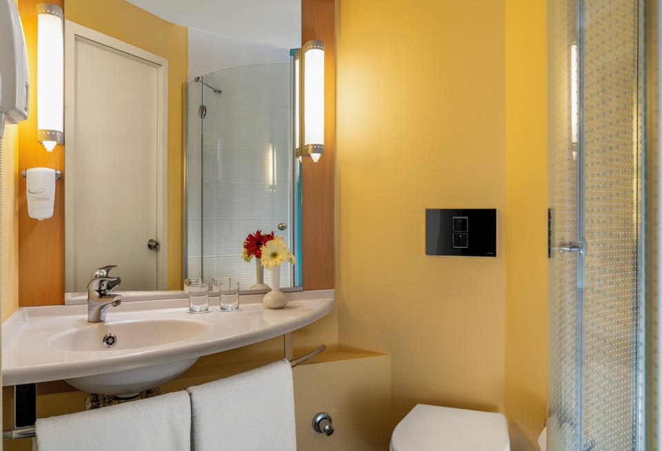 Room, 1 Double Bed, Accessible | Bathroom | Shower, eco-friendly toiletries, hair dryer, slippers