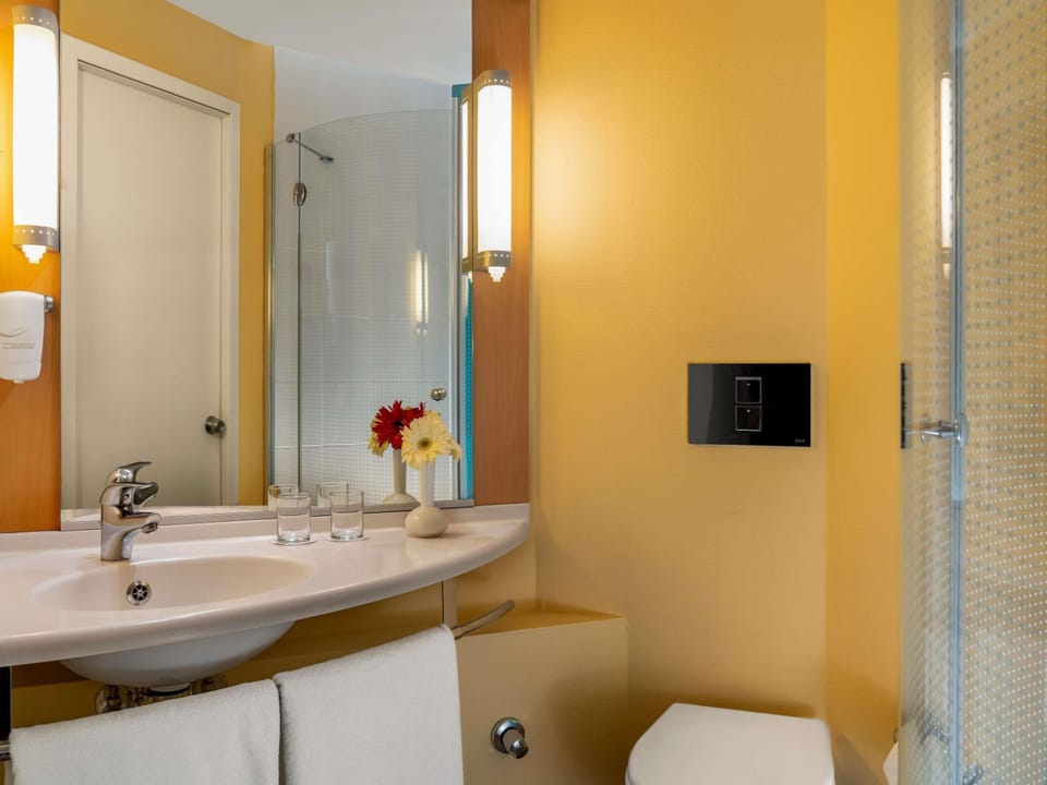 In-room safe, desk, soundproofing, free WiFi