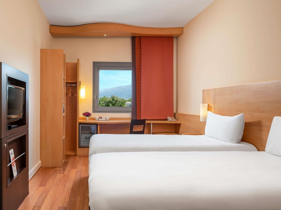 In-room safe, desk, soundproofing, free WiFi