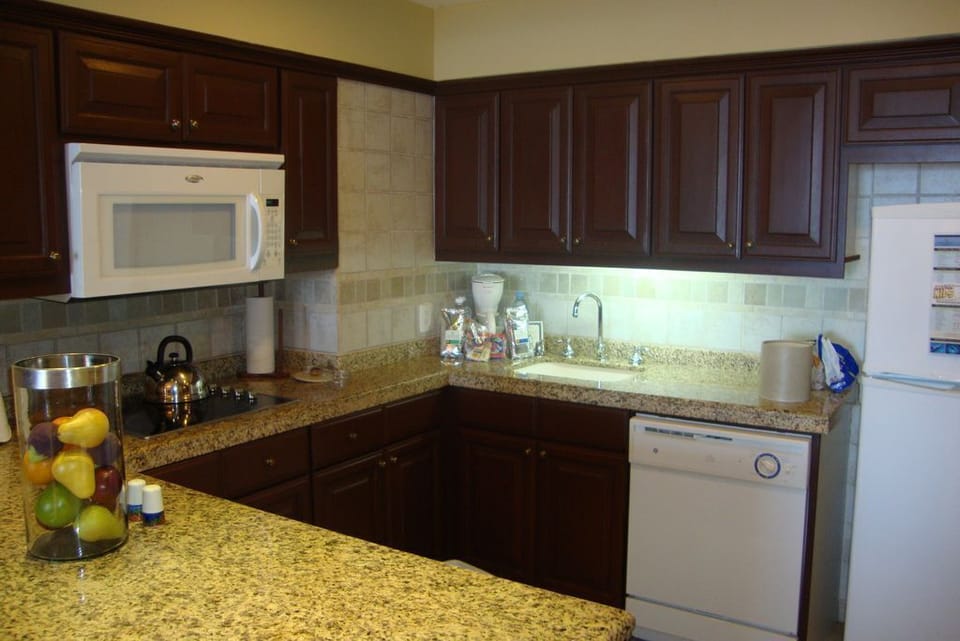 Full size kitchen with cooktop (no oven), microwave, dishwasher & fridge/freezer