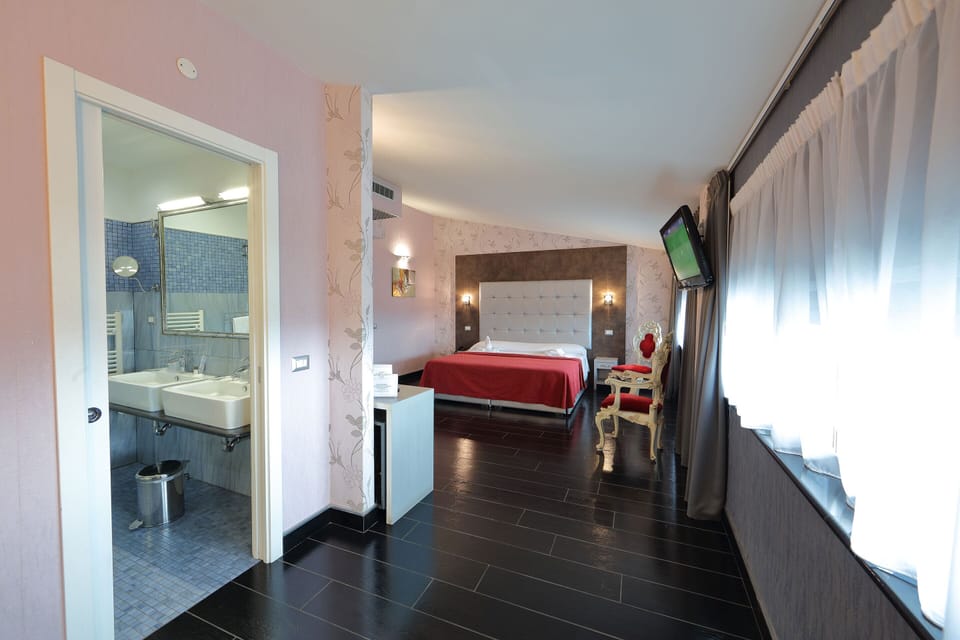 Family Quadruple Room | Bar (on property)