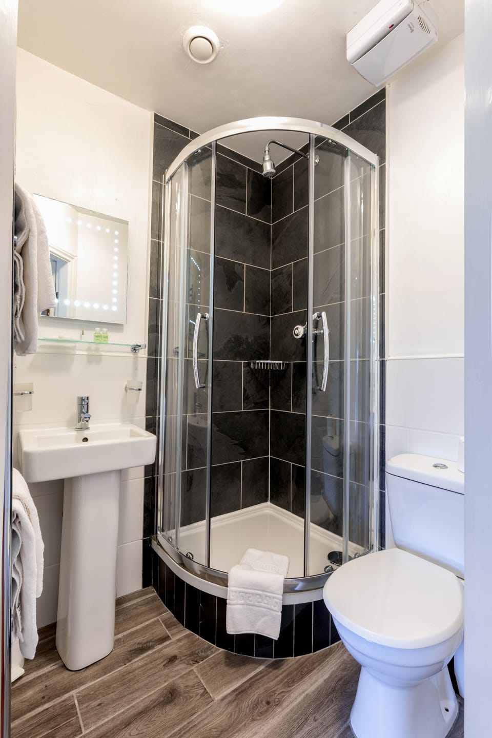 Double Room, Ensuite | Bathroom | Shower, free toiletries, hair dryer, towels