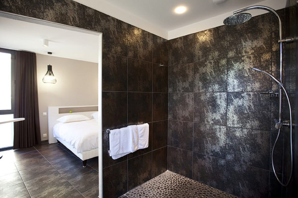Classic Twin Room | Bathroom | Shower, hair dryer, towels