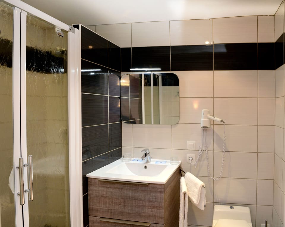Combined shower/tub, hair dryer, towels