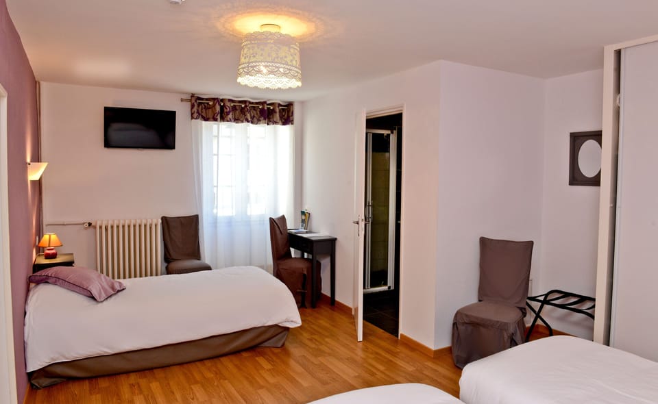 Triple Room | Desk, soundproofing, cribs (free), WiFi (free)