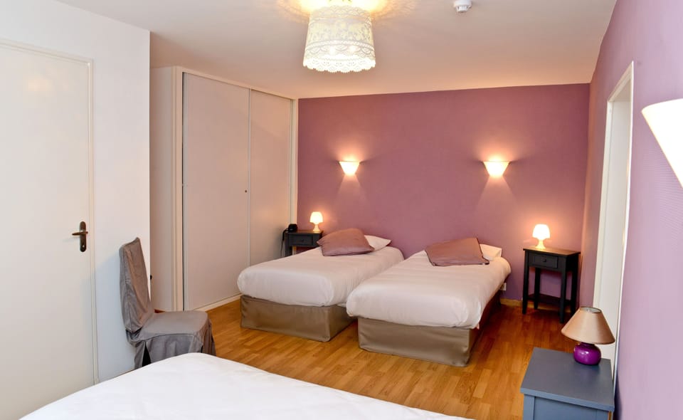 Quadruple Room | Desk, soundproofing, cribs (free), WiFi (free)