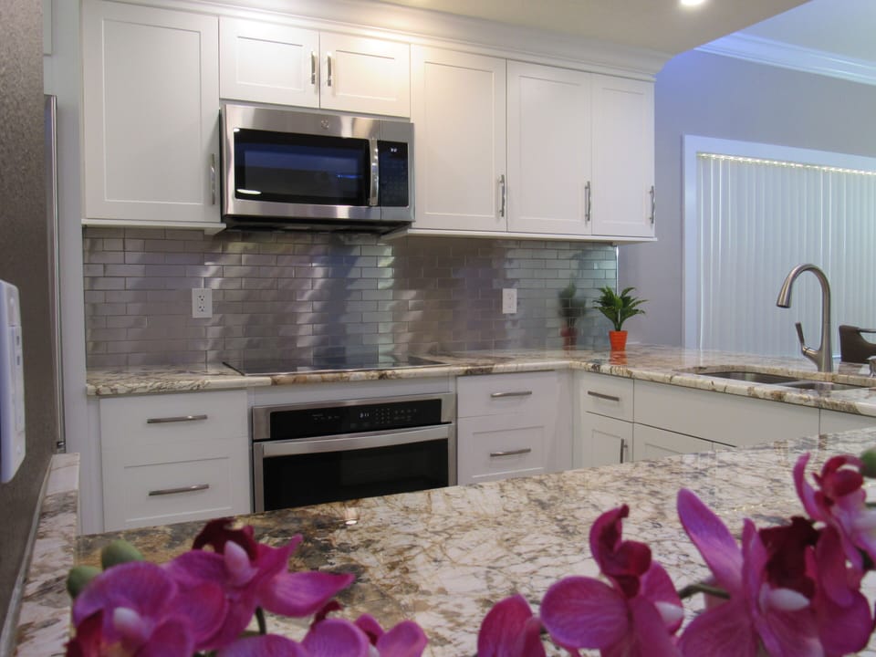 Fully furnished kitchen that has everything you need to prepare a perfect meal.