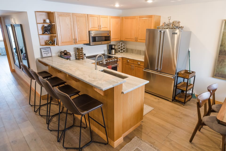 Plenty of seating- 4 at counter and 6 at dining table, plus full living room