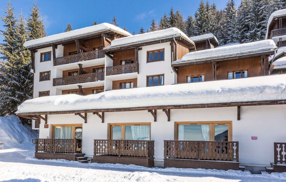 Enjoy the slopeside location.