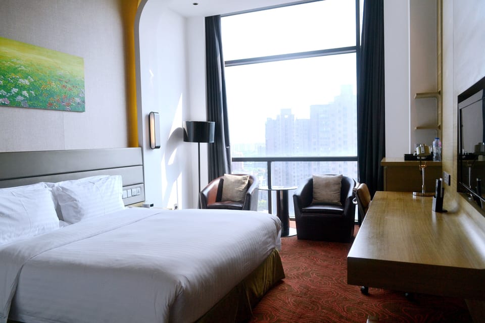 Standard Room, 1 King Bed (High Floor) | Minibar, in-room safe, desk, soundproofing