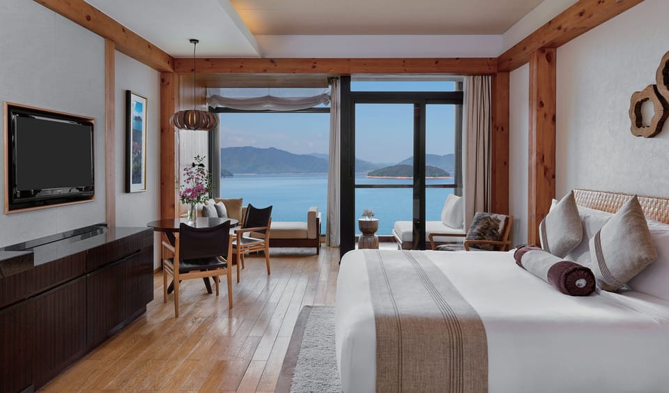 Intercontinental, Club Room | Minibar, in-room safe, desk, laptop workspace