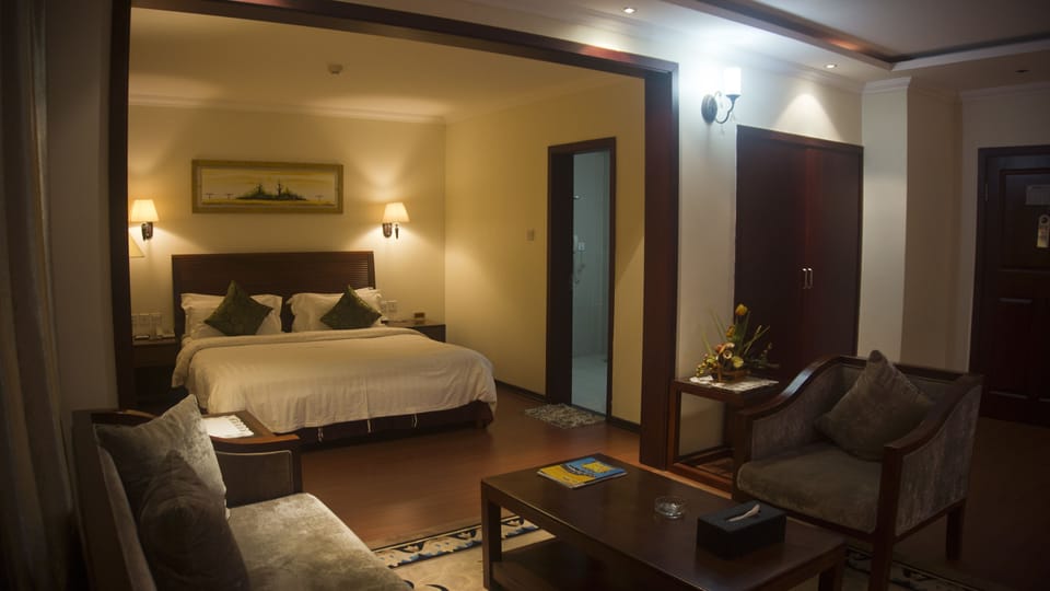 Executive suite | Premium bedding, down comforters, minibar, in-room safe