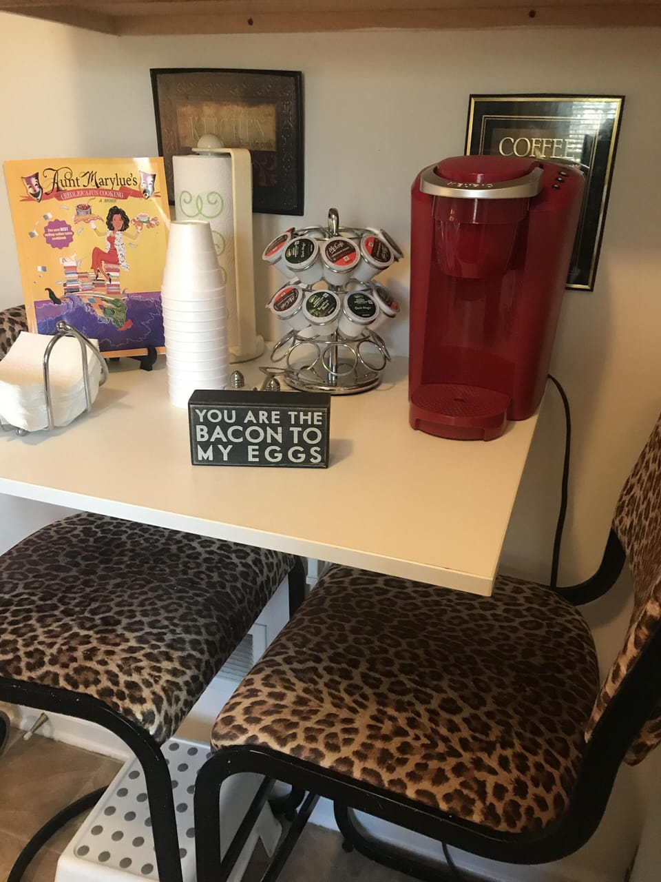 Coffe / Breakfast Bar - keurig coffee maker , coffee napkins and cups