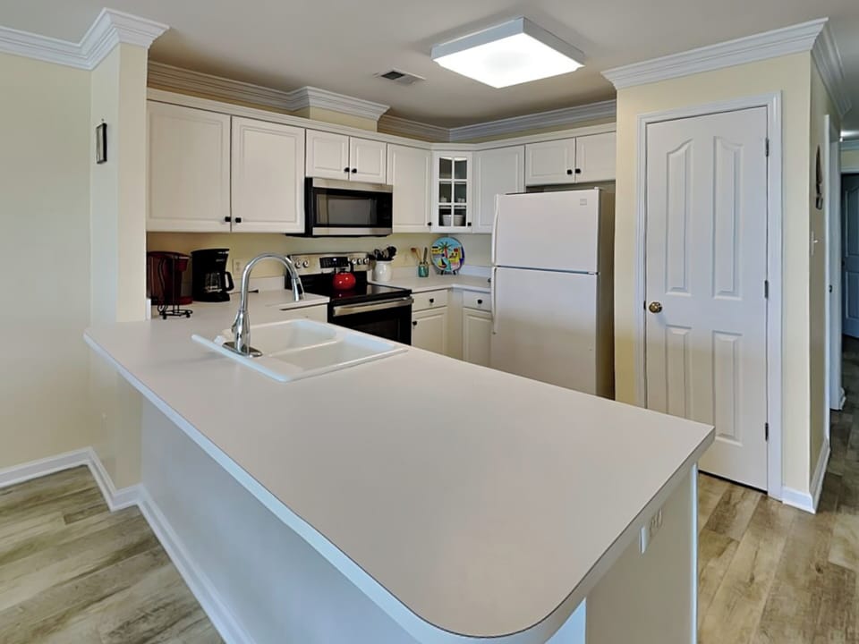 Full Kitchen w. Ample Counter Space