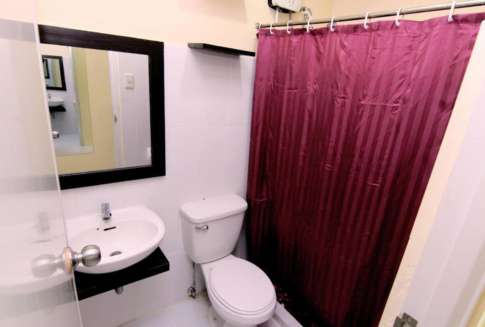 Shower, free toiletries, towels