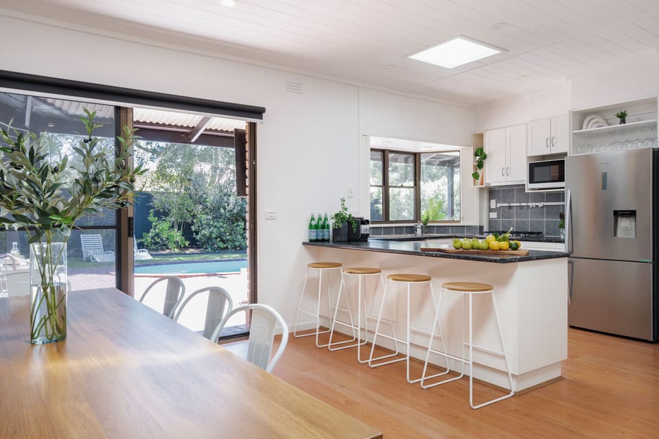 Open plan dining and kitchen area