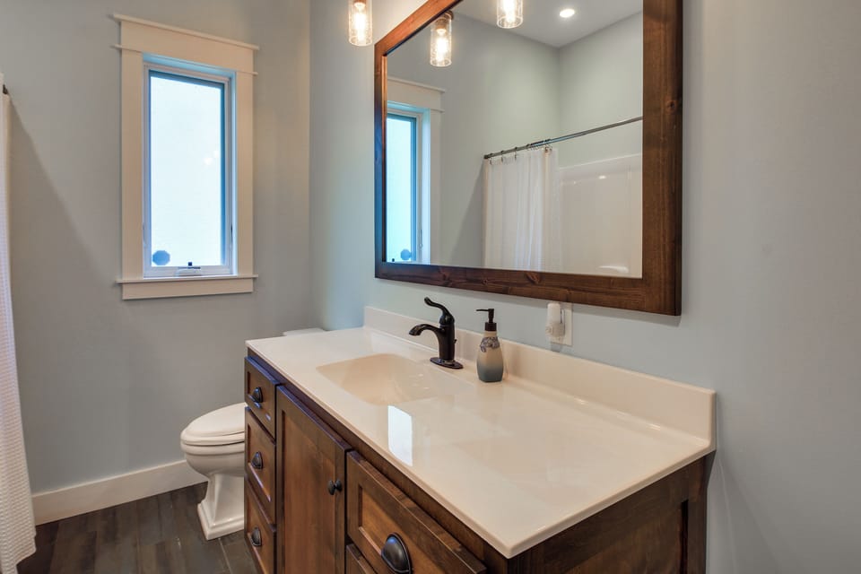 Bathroom | Towels Provided | Washer/Dryer