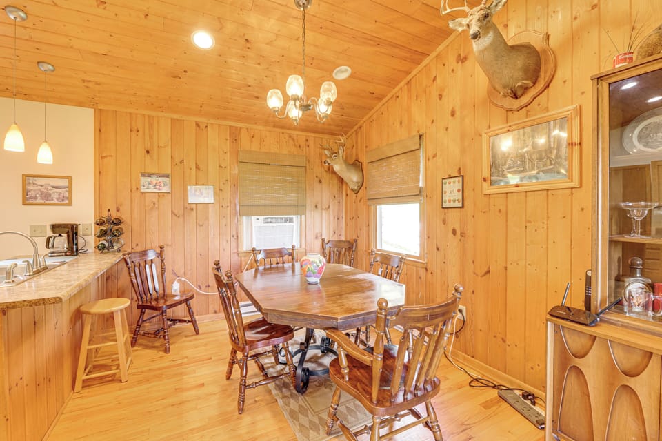 Dining Area | Dishware/Flatware Provided