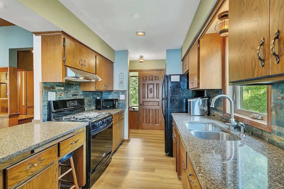 Fully stocked kitchen, Quartz counter tops!